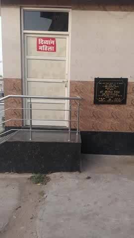 yah public toilet joki public ke liye banae jaate Hain Sarkar dwara unko Paisa milta Hai iska personal fayda uthate H