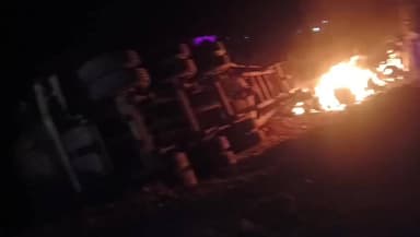 गुढ़: *रीवा-सीधी मार्ग पर पेड़ से टकराकर पलटे सीमेंट बल्कर में लगी आग, चालक की जिंदा जलकर दर्दनाक मौत*
रीवा : गुढ़ समाचार