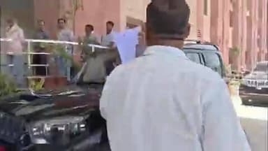 कॉकरोच जनता पार्टी का पहला रुझान आया सामने ,
कॉकरोच जनता पार्टी से प्रभावित होकर एक युवक मथुरा नगर निगम पहुंच गया और कॉ...