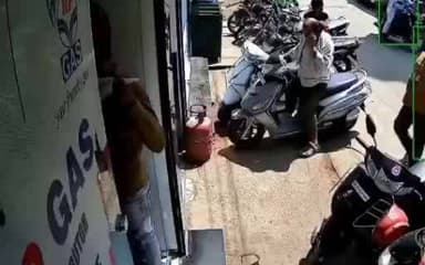 सीहोर नगर: शहर के मछली बाजार स्थित गैस एजेंसी से गैस टंकी की चोरी, सीसीटीवी में कैद