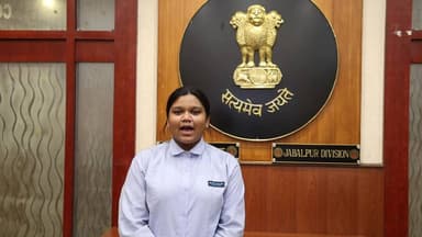 प्रधानमंत्री श्री नरेंद्र मोदी जी के नेतृत्व में आयोजित #रोजगार_मेला के अंतर्गत आज जबलपुर में 211 युवाओं को नियुक्ति पत्र वितरित किए गए।
युवा शक्ति को आत्मनिर्भर भारत की ओर बढ़ाने का सशक्त कदम। 🇮🇳
#RozgarMela #Jabalpur #IndianRailway