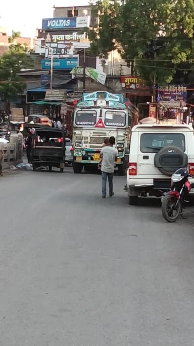 छत्तीसगढ़ के जिला जांजगीर चंपा अकलतरा शहर की ओवर ब्रिज कर पार्किंग बनी नजर आ रही है यातायात विभाग सो रही है चैन की नींद