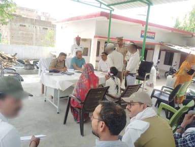 #SPLalitpur @IPSMdMustaque के निर्देशन में #AddlSP @kaloosingh द्वारा “समाधान दिवस” के अवसर पर थाना बानपुर में उपस्थित ज...
