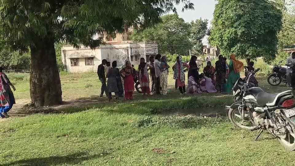 25 वर्षीय गीता कुमारी की करंट लगने से मौ*त।
#गीता_कुमारी #करंट_से_मौत #महिला_गीत #दर्दनाक_हादसा