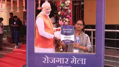 आज जबलपुर में आयोजित 19वें #रोजगार_मेला में माननीय प्रधानमंत्री श्री नरेंद्र मोदी जी ने वर्चुअल माध्यम से रेलवे एवं अन्य विभागों के 211 चयनित युवाओं को नियुक्ति पत्र प्रदान किए। 🇮🇳
#RozgarMelaJabalpur #RojgarMela2026