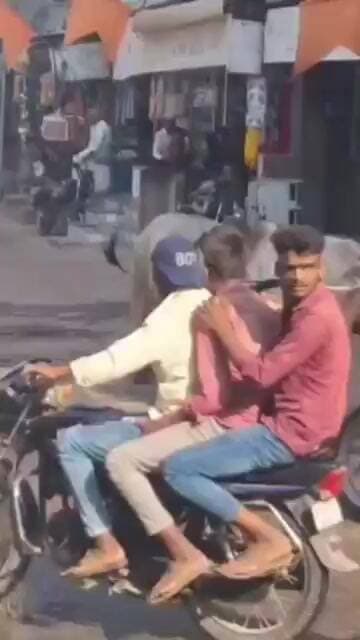 ફતેપુરામાં રખડતા આખલાઓનો આતંક, હોળી ચકલા રોડ પર 10 મિનિટ સુધી અફરાતફરીનો માહોલ