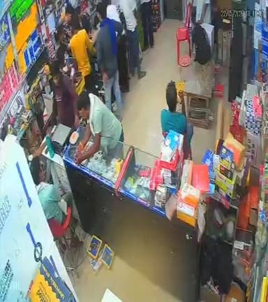 सीतापुर - दबंग ने कहा थाने में बता देना कुछ नहीं उखाड़ पाएंगे मेरा, उठा कर लें जायेंगे।