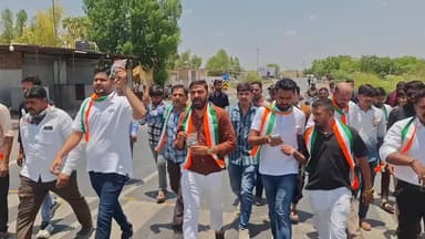 પેટ્રોલ-ડીઝલની અછત ને લઈને રાણપુરમાં યુથ કોંગ્રેસ દ્વારા પેટ્રોલ પમ્પ ખાતે મેલોડી ચોકલેટ વહેંચી વિરોધ પ્રદર્શન કર્યુ