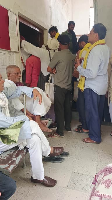 अंचल कार्यालय टिकरी मे जनता की बात सुनते हुए