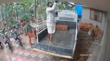 കണ്ണൂർ: പാനൂർ തൂവ്വക്കുന്നിൽ ഓട് മാറ്റുന്നതിനിടെ താഴെ വീണ തൊഴിലാളിക്ക് രക്ഷയായി അയൽവാസി, CCTV ദൃശ്യം വൈറൽ