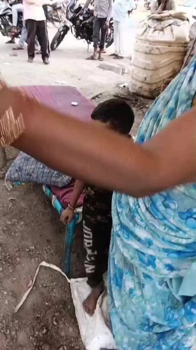 mujhe Insaaf chahie Khargon Shriman collector mahoday ji patte ki jagah ko Bina notice se todne Aaye 30 sal ka Patta hai