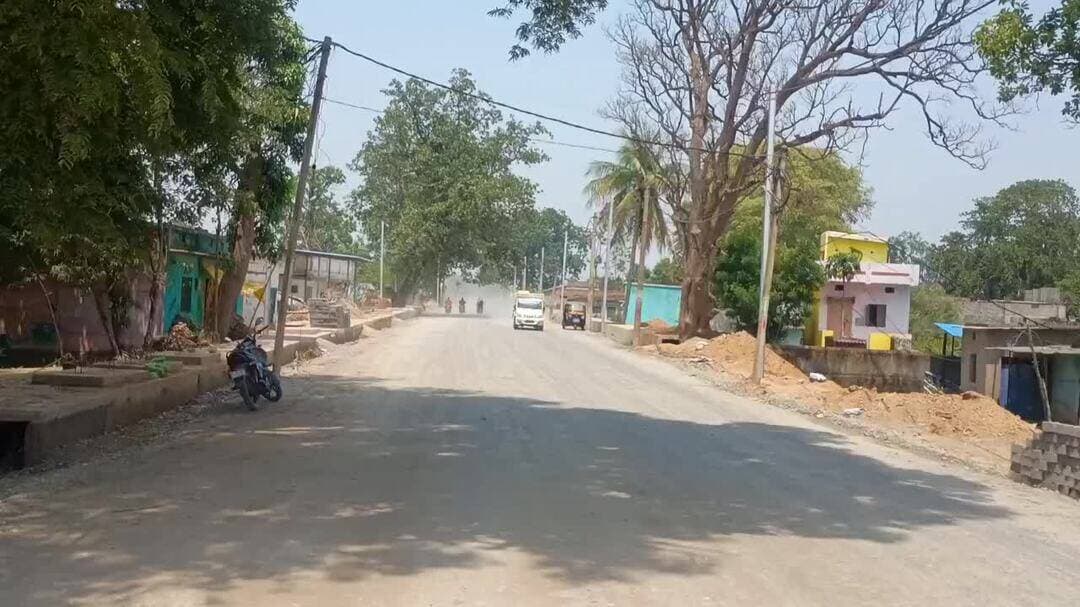 निर्माण कार्य के दौरान सड़क पर उड़ रही धूल ने लोगों का जीना मुश्किल कर दिया है।