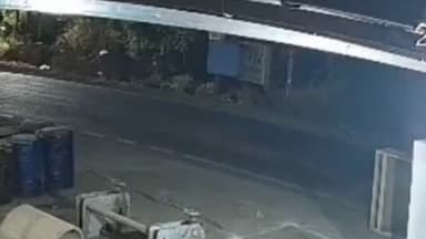 मंदसौर में तेज रफ्तार का कहर 🚨
ऑटो से सामान उतार रहे युवक को बाइक ने मारी जोरदार टक्कर, CCTV में कैद हुई पूरी घटना
#Mand...