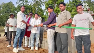 कर्रा: विधायक राम सूर्या मुंड़ा ने पहाड़ टोली में चबूतरे का फीता काटकर उद्घाटन किया