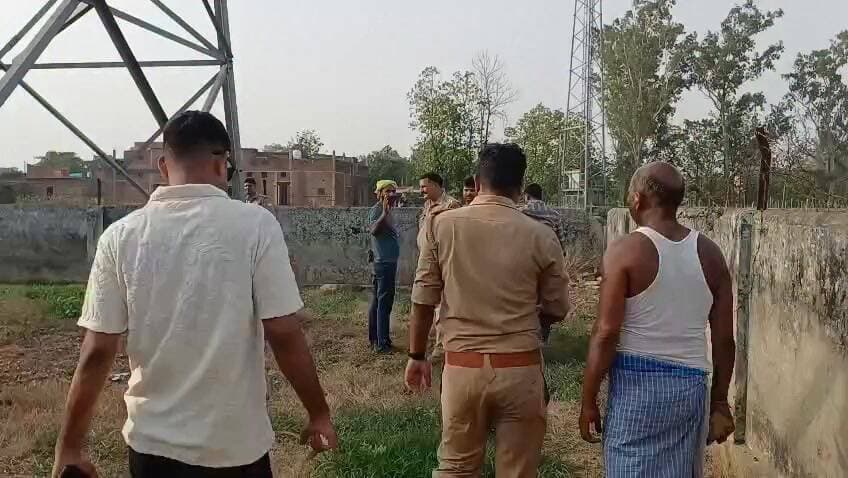 #पत्नी के वियोग में #सफाई कर्मचारी #टावर पर चढ़ा #पुलिस ने कड़ी #मशक्कत के बाद नीचे #उतारा