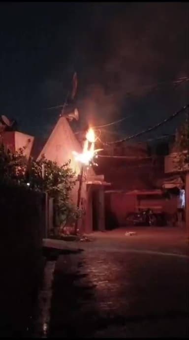 बरेली के सैनिक कॉलोनी गली 6 में स्थित खाटू श्याम मंदिर के पास लगे पोल में अचानक लगी आग धू धू कर जल उठी बिजली की तारे।