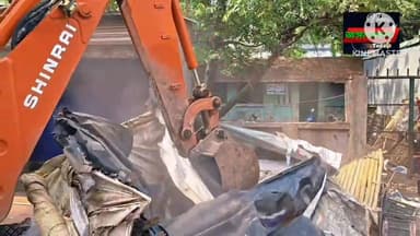 অবৈধ দখল মুক্ত করতে অভিযানে পুলিশ ও পুরুলিয়া পৌরসভা