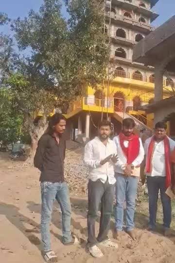 Ramcharan mandir ka plastar karne ke liye balu aur siment 3phlore 4phlore 5phlore pe chadhane ke liye