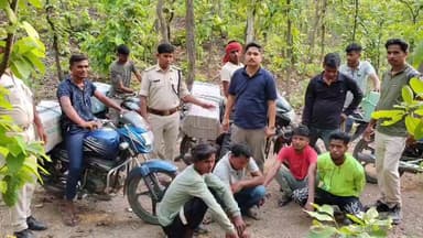 रजौली जंगल से मोटरसाइकिल पर अंग्रेजी शराब ले जाते हुए चार कारोबारी को गिरफ्तार किया गया