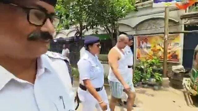बंगाल के सबसे बड़े Don को पुलिस ने सारे कपड़े उतारकर सड़क पर घुमाया, माफियागिरी निकाल दी !
#bengali
#bengaldon
#WestBen...