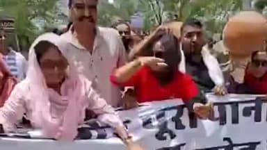 जयपुर: हसनपुर पीडब्लूडी चौराहे पर स्थित जल भवन पर कांग्रेस के एमएलए व कार्यकर्ताओं ने किया जल संकट को लेकर जबरदस्त प्रदर्शन।