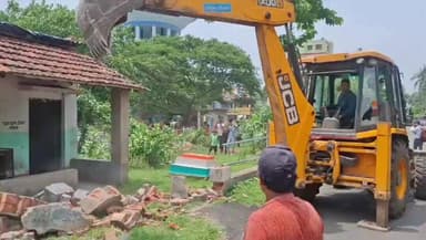 শ্রীরামপুর-উত্তরপাড়া: বেআইনি দখলের বিরুদ্ধে কড়া পদক্ষেপ, কোন্নগরে তৃণমূল কাউন্সিলরের গুদাম ভাঙল বুলডোজার