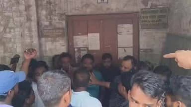 উলুবেড়িয়া ২: উলুবেরিয়া পৌরসভার ১১ নম্বর ওয়ার্ডের কাউন্সিলর ঘিরে ধরে বিক্ষোভ স্থানীয় বাসিন্দাদের