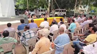 ભરૂચ: ભરૂચ શહેરના સોનેરી વિસ્તારમાં આવેલ એ ડિવિઝન ખાતે ત્રણ પોલીસ મથકની શાંતિ સમિતિ બેઠક મળી