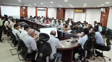कोडरमा: उपायुक्त ने स्वास्थ्य केंद्रों में साफ-सफाई, टीकाकरण और टीबी जांच में तेज़ी लाने के निर्देश दिए