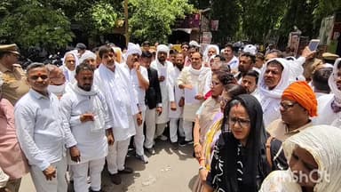 जिला मुख्यालय में 'मोदी-योगी शर्म करो' के नारों से गूंजा, कांग्रेस का उग्र प्रदर्शन