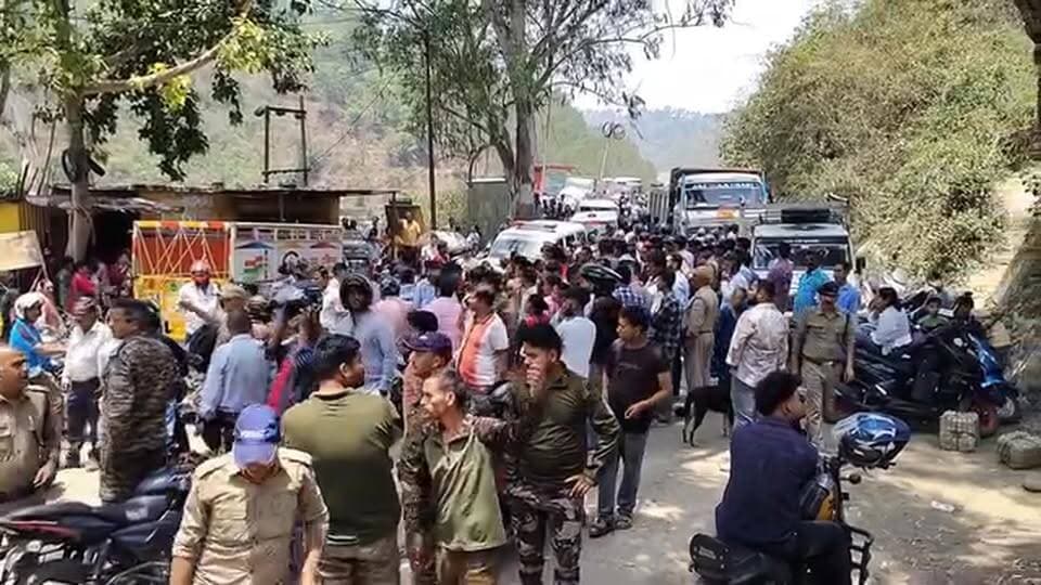#गुलदार की दहशत, ग्रामीणों ने पौडी श्रीनगर रोड में लगाया जाम।वन मंत्री के गाँव औणी मे गुलदार ने महिला को पर किया जानलेवा...