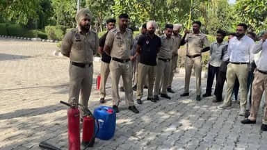 ਤਰਨਤਾਰਨ: ਜ਼ਿਲ੍ਹਾ ਕੋਰਟ ਕੰਪਲੈਕਸ ਤਰਨ ਤਾਰਨ ਵਿੱਚ ਫਾਇਰ ਸੇਫਟੀ ਟ੍ਰੇਨਿੰਗ ਕਰਵਾਈ
