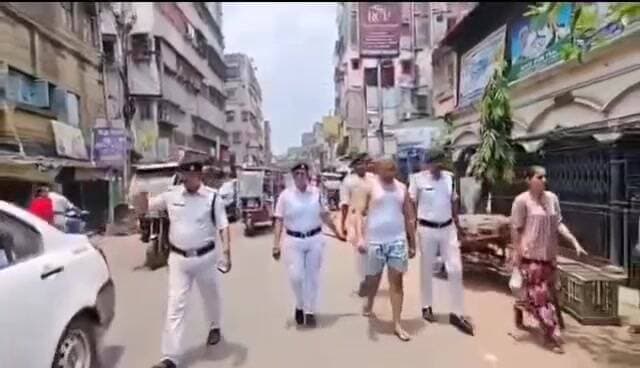 #पश्चिमबंगाल
2021 में पुलिसकर्मियों पर गोली चलाने और 20 से अधिक बम फेंकने के आरोपी टीएमसी गुंडे आकाश सिंह को अंडरवियर म...