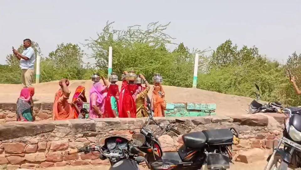 #आसोप में लुगाइयाँ माथे पर ला रही घड़े!!😊☺️ महिला ले रही सेल्फी तो पीछे आ गई पुलिस व अधिकारी!!
गांव के लोग पीते तालाब पा...