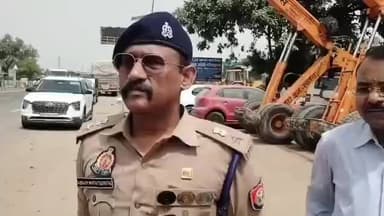 #Etawahpolice
⏭️अवैध खनन/परिवहन, ओवरलोडिंग, बिना वैध प्रपत्र/परमिट के संचालन एवं फॉल्टी नम्बर प्लेट वाले वाहनों के विरुद