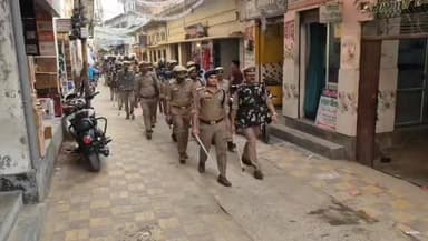 बकरीद त्योहार को लेकर पुलिस अलर्ट, सीओ मधुबन के नेतृत्व में घोसी कस्बे में पैदल गश्त
#Bakrid #Ghosi #MauPolice #PeaceMar...