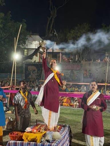 मोकामा में सोमवार देर रात को महादेव स्थान घाट पर भव्य गंगा आरती: हजारों श्रद्धालुओं की उमड़ी भीड़, भक्ति के रस में डूबे ...