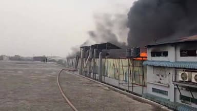 #UP : #गाजियाबाद में इलेक्ट्रिक कंपनी में भीषण आग लगी। दमकल की 20 से ज्यादा गाड़ियां मौके पर हैं। इस फैक्ट्री में 500 से...