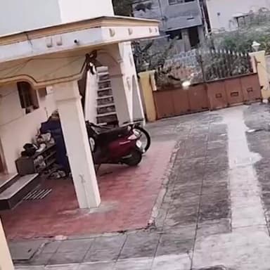 ठुकराया प्यार...तो शख्स ने लड़की के घर पर फेंका पेट्रोल बम, कोयंबटूर की है घटना, हैरान करने वाला CCTV फुटेज सामने आया #Pe...