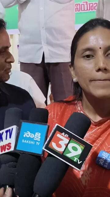 గుత్తిలో బూత్ లెవెల్ ఏజెంట్లు, ఇన్ఛార్జ్లతో ప్రత్యేక సమావేశంలో మాట్లాడిన నైరుతి రెడ్డి