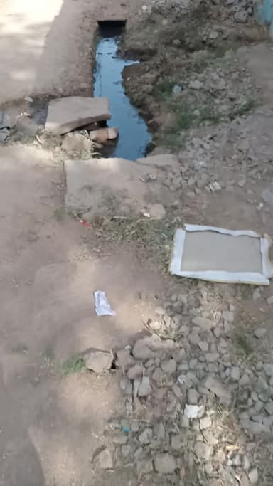 kunwarpura konch me gulab sigh ke makan se devendra jatav ke Makan tak pura rasta khrab hai
