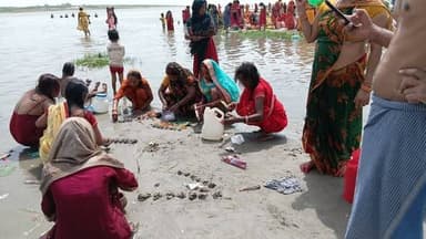 मोकामा में गंगा दशहरा पर उमड़ा आस्था का सैलाब: घाटों से लेकर मंदिरों तक जयकारे, श्रद्धालुओं ने मांगी मन्नतें
मोकामा: गंग...
