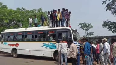 বিনপুর ১: বৈধরুট ছাড়া বাস চালানোর অভিযোগ,প্রতিবাদে শিলদা এলাকায় বাস দাঁড় করিয়ে বিক্ষোভ বাস চালক ও মালিকদের
