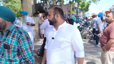 ਖਰੜ: ਚੇਅਰਮੈਨ ਪਰਮਿੰਦਰ ਗੋਲਡੀ ਨੇ ਵਾਰਡ ਨੰਬਰ 5 ਪੋਲਿੰਗ ਸਟੇਸ਼ਨ ਤੇ ਪਹੁੰਚ ਕੇ ਹਾਲਾਤਾਂ ਦਾ ਲਿਆ ਜਾਇਜ਼ਾ