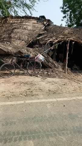 Krishna Nagar Chauraha Khesrahan Siddharthnagar ka Van vibhag ki laparvahi ke Karan chhan Tanki ke upar ped gira
Abhi T