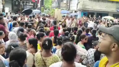 কলকাতা: স্কুলের গাফিলতিতে প্রাণ গেল তৃতীয় শ্রেণির পড়ুয়া আয়ূষের! নাকতলার স্কুলে বিক্ষোভ অভিভাবকদের