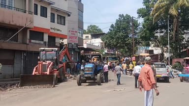 सातारा: सातारा पालिकेची समर्थ मंदिर परिसरात रुंदीकरण मोहीम