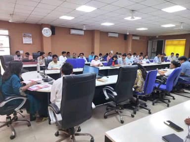 अलीराजपुर: अलीराजपुर कलेक्ट्रेट में CEO संघ मित्रा गौतम सख्त, कहा- CM हेल्पलाइन की हर शिकायत का हो 'ए' ग्रेड समाधान