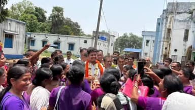 তালড্যাংরা: তালডাংরা হাসপাতালে রোগীদের খোঁজখবর নিলেন তালডাংরার বিধায়ক সৌভিক পাত্র