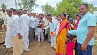 ಹಡಗಲಿ: ಸೊವೇನಹಳ್ಳಿ ಗ್ರಾಮದಲ್ಲಿ ನೂತನ ಅಂಗನವಾಡಿ ಕಟ್ಟಡ ನಿರ್ಮಾಣಕ್ಕೆ ಭೂಮಿ ಪೂಜೆ ನೆರವೇರಿಸಿ ಚಾಲನೆ ನೀಡಿದ ಶಾಸಕ ಕೃಷ್ಣ ನಾಯ್ಕ್